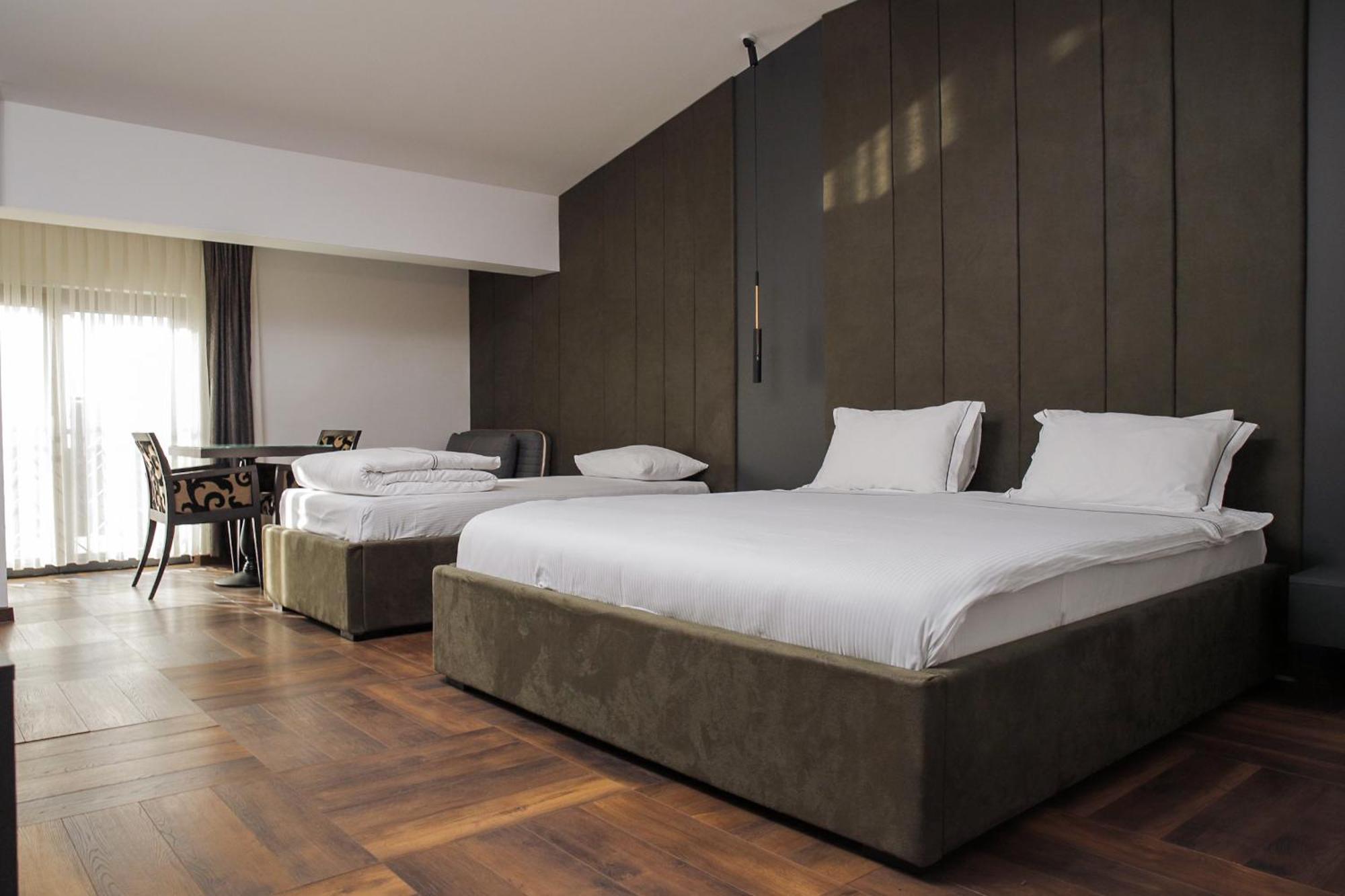 Triumf Hotel Prizren Esterno foto